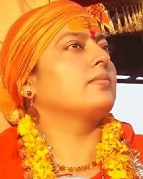 Chetna Mata Giri im safranfarbenen Turban mit Blütenkette