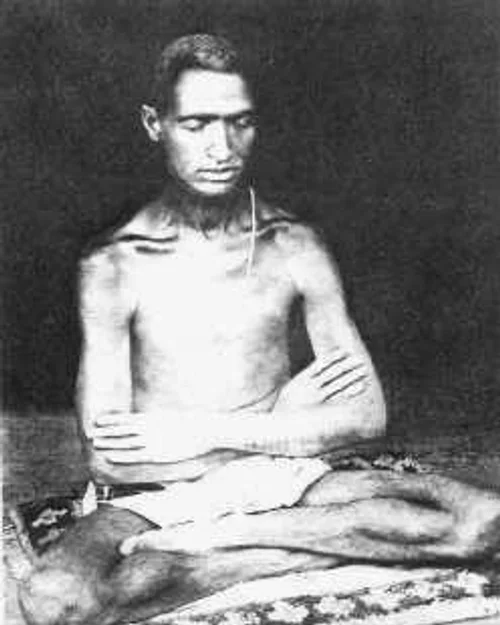Maha Avatar Baba im Sitzen, historische Schwarzweißaufnahme