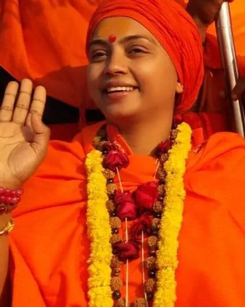 Shraddha Mata Giri mit erhobener Hand zum Segen, Blüten- und Rudraksha-Ketten