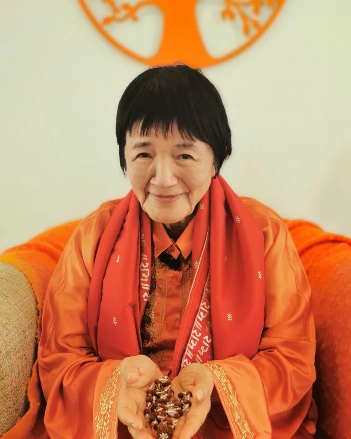 Yogmata Keiko Aikawa hält Rudraksha-Perlen in beiden Händen