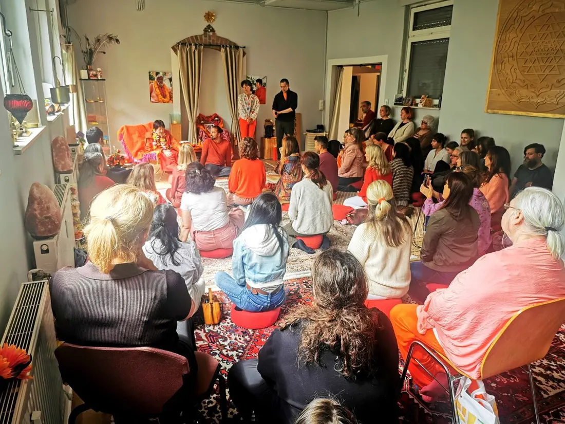Voller Raum beim Darshan im Shambala Yoga Institut, Yogmata sitzt vorn
