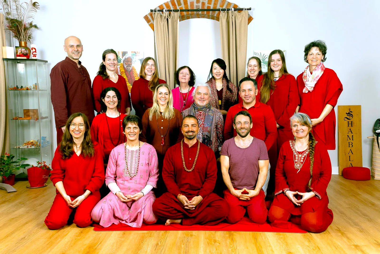 Gruppenbild der Gemeinschaft des Shambala Yoga Instituts in Essen