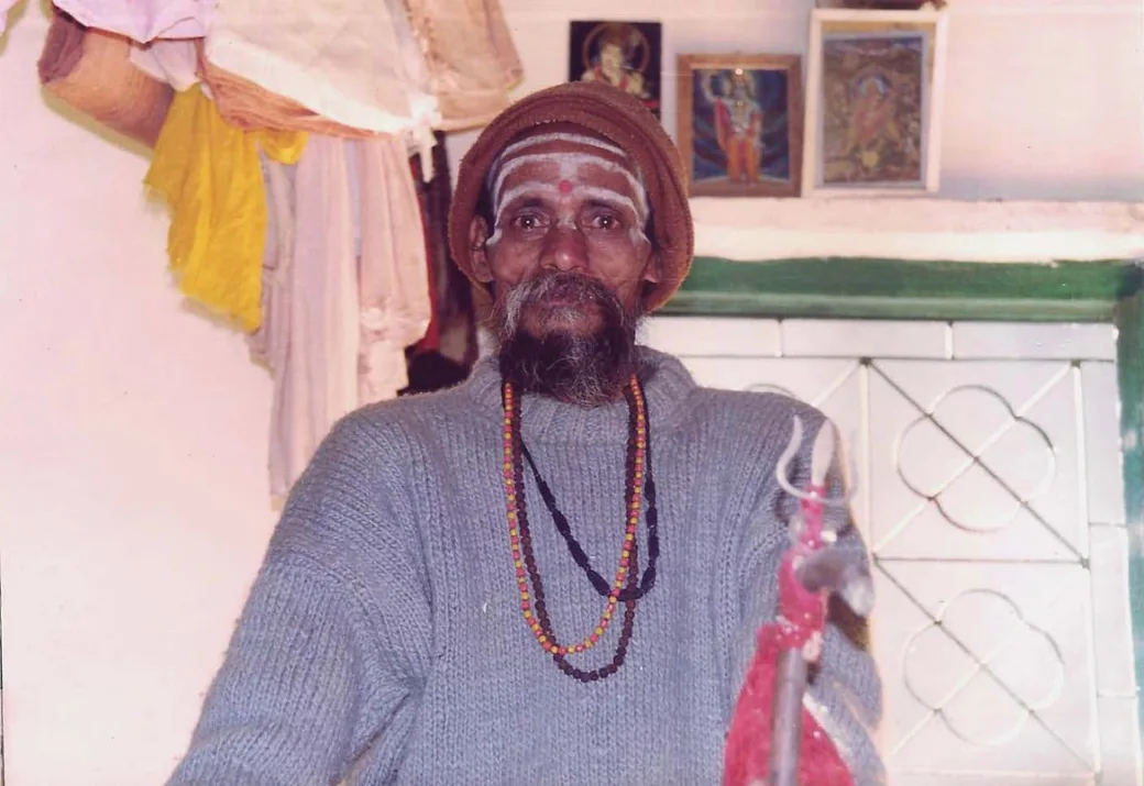 Hari Baba mit Stirnzeichen, Gebetsketten und Trishul