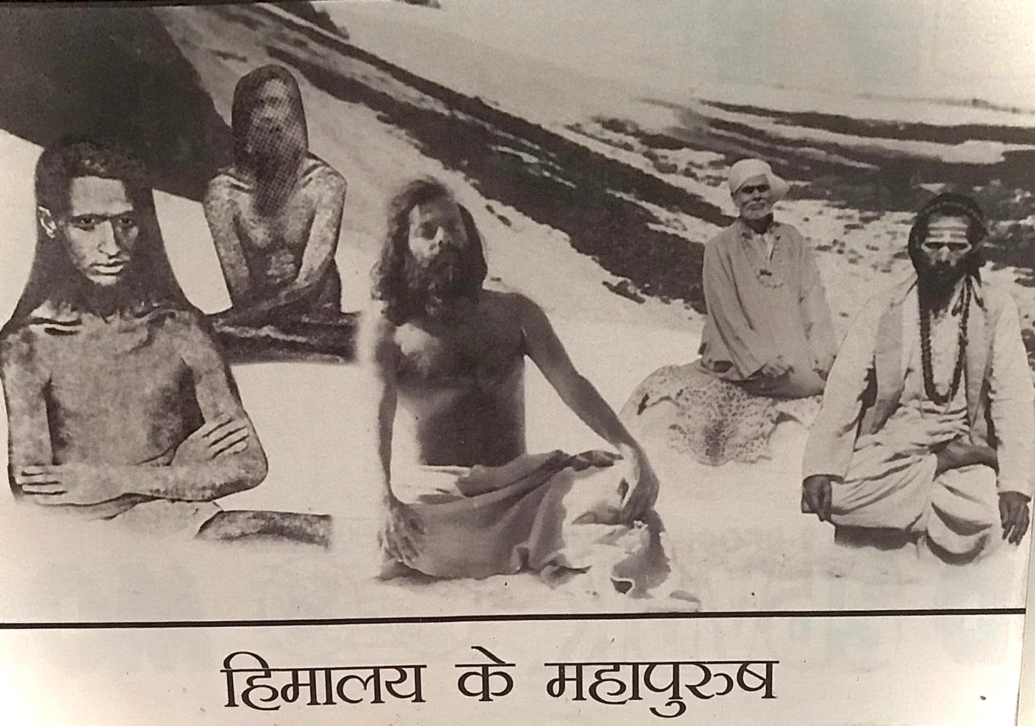 Gedruckte Tafel mit fünf Meistern des Himalaya in Meditationshaltung vor Schneefeldern