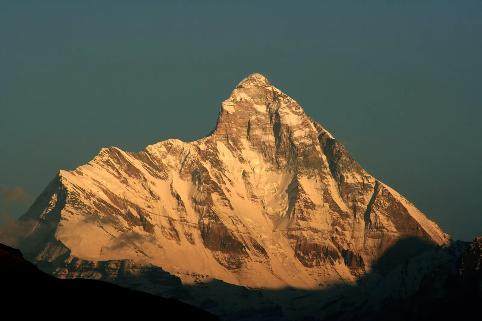 Der Gipfel der Nanda Devi im Abendlicht