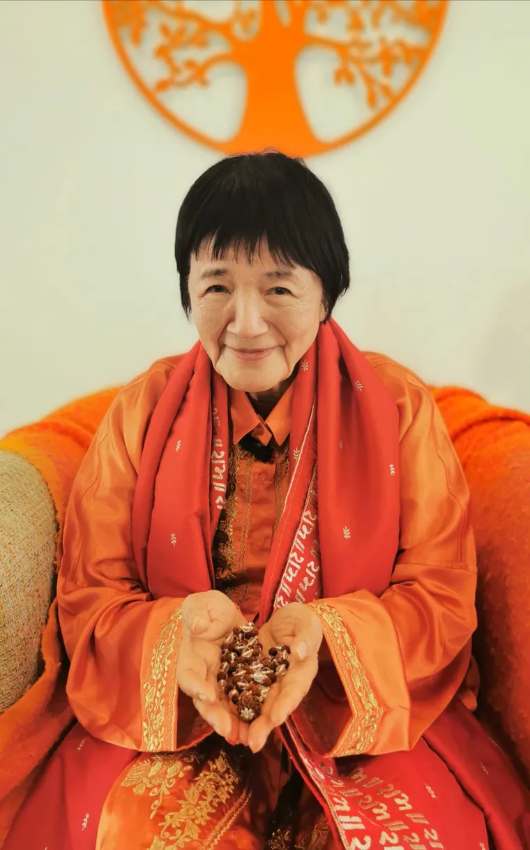 Yogmata Keiko Aikawa hält Rudraksha-Perlen in beiden Händen